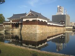そして広島城です。
残念ながら原爆によりすべてが倒壊・破壊されてしまいましたが、現在は一部が復元されています。