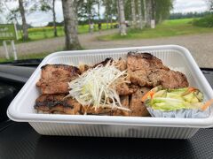 豚丼が食べたくて、いっぴん本店へ
ちょうどお昼でしばらく待ったけど回転も微妙で、時間がもったいないのでテイクアウトに切り替えました。
