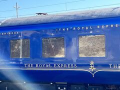 伊豆高原駅にたまたま「THE ROYAL EXPRESS」が停まっていた。
横浜と下田を結ぶリゾートトレインで、「ななつぼし」と同様、水戸岡鋭治がデザインしている。
このリゾートトレインは夏になるとJR北海道に貸し出され、北の大地を優雅に走る。