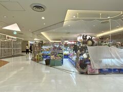 【成田国際空港、第一ターミナル】

まだまだ、殆どのお店が閉まっている状態...