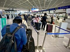 【成田国際空港、第一ターミナル】

さて、8月17日、お盆が終わった翌日に、成田空港に向かう...

今回は、初めて使うJALが出資しているLCC...『ZIPAIR(ジップエア)』

第一ターミナルに、「3時間前からチェックイン」の時間に到着してみると、もう行列ができていてびっくり!!（こんな時期に海外行くのか～?みたいな）...でも、殆どが「タイ人」の方が多かった気が...