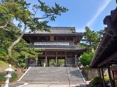 また、車で30分程走り、次は誕生寺。

千葉県鴨川市小湊にある、日蓮宗の大本山。 山号は小湊山。 日蓮聖人の誕生を記念して出身地に建立された800年の歴史を持つお寺だそうです。