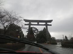あいにくの雨でしたが初めて霧島神宮に参拝しました。