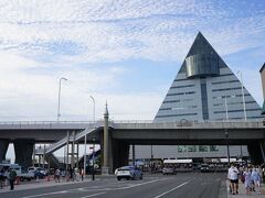駅方面まで歩いて戻りますが、途中にピラミッドのような建物が・・・
青森県観光物産館だそうです