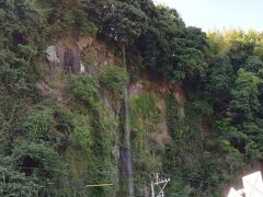豊後竹田駅のホームから見える落門の滝です。