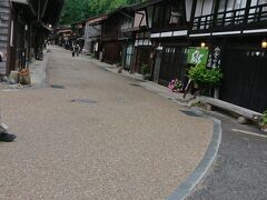 そんなわけで奈良井宿駅方向に向かって歩く。街道が大きく蛇行しているところに、どう祖神など、小さい祠が置かれていて、自由に入れてしまう状態。雨の時はここで休めるのか。。。
なだらかな下り坂なので、８０歳近い母もスタスタ歩く。