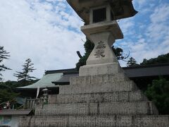 左回りの第一便が戻って来ました。
一駅乗って、吉備津彦神社へ。

県指定の文化財でもある大燈籠は安政の頃に建てられた日本一大きな灯籠です。