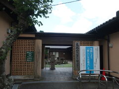 ビジターセンターまで、片道きっかり2,000円で到着しました。
途中、キャンプ場や河川公園などもありましたが、車一台でギリギリの場所もあり、シャトルバスもそう大きなバスはダメなのかな…なんて思いました。

スーツケースや要らない荷物をロッカーに預けて、必要最低限のみ持って出掛ける事に。。