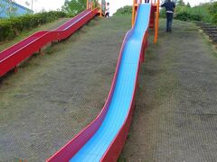 少し時間があまったので、帰り道に島田市の中央公園に立ち寄り。
次男坊、お母さんの大好きなところばかりに行ってごめんね、という思いもあり・・・
公園でひと遊びしてから帰ることにしました。
このすべり台、長くない？楽しかった！