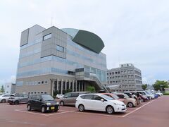 イベント会場を後にして、カミさん希望の燕三条地場産センターへ。
なんか、やたら駐車場が混んでるんですが？ここもイベント？
と思ったら、ワクチンの集団接種会場になってました。