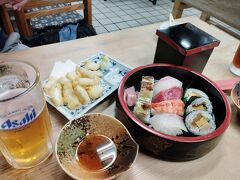 夕食はホテルから徒歩圏内の店を探し、寿司とうどんの「まえなか」へ。