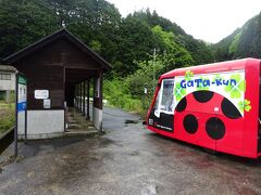 列車は路面電車みたいな見た目。中身はトロッコ列車そのものです。

いざ出発。