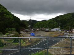 トンネルを抜けると、遠くに見えるのは道の駅です。