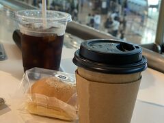 カフェでコーヒー買っていただきます。空港は空いてると思ったらこちらのカフェはなかなかの行列。コーヒーのためにまあまあ並びました。
