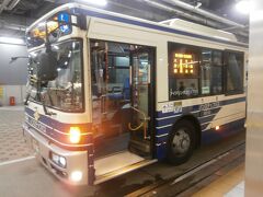  市バスで名古屋駅に移動しました。車内で当日は栄で「にっぽんど真ん中祭り」ささしま地区で「24時間テレビ」の会場となっていることから、市街地は混雑しており、バスも遅れる可能性があるとの案内がありました。