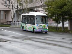 北海道医療大学駅から。
ここからは、このバスで行くことになります。
以前、島根県内でこのぐらいの大きさのバスに乗ったこともありました（https://4travel.jp/travelogue/11623972#photo_link_66195187）。
需要がこのぐらいで済む、ということでもあるのでしょうかね。