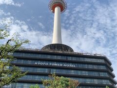 バスで京都駅へ戻ってきました～。
京都タワー見たら撮っとかないとね。