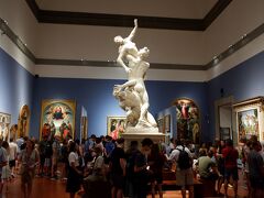 　それほど大きい美術館ではないですが、かなりの人でごった返しています。ミケランジェロのダヴィデ像で有名です。ちなみに館内マスク着用率は１割以下でした。