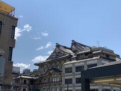 そして、出雲阿国像の向かいにある、出雲阿国歌舞伎発祥の場：京都南座。

ところで、今回の旅で「御」がつく京都の地名に困ったため、帰宅してから読み方を改めて調べてみた。

「お」読み：御池（おいけ）通り・御室（おむろ）町
「ご」読み：京都御所（ごしょ）・御幸（ごこ）町
「み」読み：御陵（みささぎ）駅

うーむ、京ことばに続いて地名まで、いと難し。
ここは京なり、むべなるかな。

続きはその⑥で。