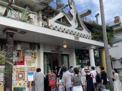 宮之浦エリアの直島銭湯「i??湯」
建物の外も中も、すてきな芸術作品になっていました。
見学時間は13:00～15:50。その後、21時までは実際に銭湯に入れます。
https://benesse-artsite.jp/art/naoshimasento.html
