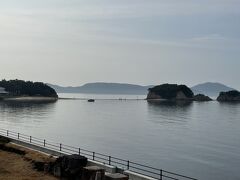 小豆島では、海辺の宿入船に宿泊しました。
宿はかなり古かったですが、エンジェルロードの絶景を眺めることができました！
https://irifune-shodoshima.rbc-lab.net/