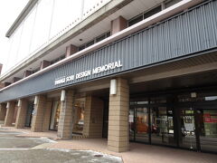主計町茶屋街近くの柳宗理記念デザイン研究所にやってきました。
東京出身の柳宗理のデザイン研究所がなぜ金沢にあるのかというと、金沢美術工芸大学で教えてたからなんですね。