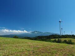 鳥海山と風車が絵になります。ただ後で分かったのですがここは南展望台ではなく、本当の展望台はもっと先にあるようです。でもいい景色が見れたのでこれで良し。