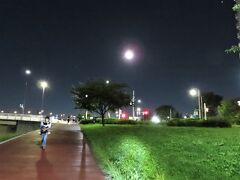 【都立汐入公園】

とても月が大きく見えるかなと思って
　
近くの汐入公園まで行ってみましたが　
ちょっと時間が遅すぎたようで　
月はすでに天高く　
普通に小さく見えました