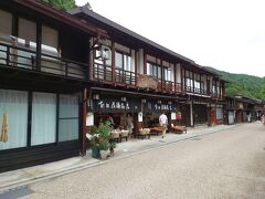 お手軽漆器を買いに奈良井宿の入口にある才田屋漆器店へ。伝統工芸に携わる人には見えないラフな井出達の主さんの気さくな人柄でついつい色々買ってしまう良いお店。