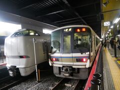 当日は友達と京都駅で待ち合わせ。
久々の再会。
お互い「変わってないね～」を繰り返す(笑)。
乗車するのは嵯峨野線。
なかなか乗らない路線だわ。
今気づいたけど横の車両はもしや城崎行きの「特急こうのとり」かしら。