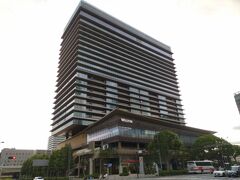 ウェスティンホテル横浜さんは、2022年6月に横浜のみなとみらい21地区に誕生した最新のライフスタイルホテルであり、国内6軒目となる「ウェスティン」ブランドのホテルです。

地上23階建てで、13階から22階に全373室の客室からなるウェスティンホテル横浜さんは、ホテルの最上階の23階には、ロビーやレセプション、レストラン、バーなどが配置され、レセプションの窓からは横浜市街の街並みや晴れた日には富士山の眺望を楽しむこともできます。
また、22階には、クラブフロア宿泊者や「Marriott Bonvoy」メンバーのエリート会員が利用可能なクラブラウンジも備えています。

ホテルの3階にはオールデイダイニングと日本食レストラン、5階の総合ウェルネスフロアには、国内初のホテル名を冠した「ヘブンリースパ バイ ウェスティン」や「ウェスティンワークアウトフィットネススタジオ」、屋内温水プールを併設しています。