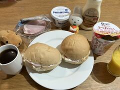 朝食は、夫特製のハム＆クリームチーズのサンドイッチ！
と、夫は持ってきたカップ麺。