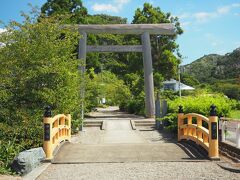 まるたけさんを後に昨日行くつもりだった天津神明宮に向います。
鳥居の前の橋が良いですね。