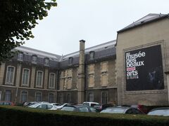 ノートルダム大聖堂のすぐ近くにあるランス美術館（Musée des Beaux-Arts de Reims）。

ここには日本からフランスに帰化した藤田嗣治（レオナール・フジタ、1886-1968年）の裸体画をはじめ、ロマン主義や印象派などの様々な有名画家による近代絵画が展示されて・・・いるはずだったのですが、何やら特別展が開催されているらしく、常設の絵画の展示は一部のみの様子。

それでも、せっかく来たのだからと、入館料４ユーロ（フジタ礼拝堂と共通、約560円）を払って入ってみることにします。

【ランス美術館HP（フランス語）】
https://musees-reims.fr/