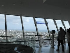最初の観光は五稜郭タワー。早速エレベーターで展望室に上がりました。
函館市内が一望できます。