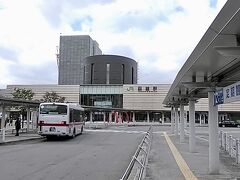 函館駅に着きました。駅前はとっても広々としていました。