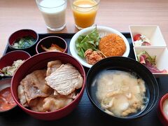 7:30　天然温泉白樺の湯　ドーミーイン帯広

最終日の朝食。
ご当地メニューの豚丼がありました！