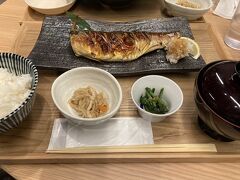 ランチは常盤橋タワーの中の「魚と日本酒　羽田市場」でいただきました。
これは鯖の塩焼きだったかな？