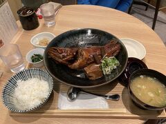 こちらは煮付け。
どちらもお魚が大きくて肉厚で美味しかったー❣️
お値段もリーズナブルでした。
ちょうどお昼時だったので、近くにお勤めの方々の行列ができてました。

帰りは「丸の内シャトル」で帰ります。
大手町、丸の内、有楽町を巡回していて、だいたい15分間隔で来ます。
なんと無料！
今回の滞在でとても便利に利用させていただきました。

都内生活はまだ続きます。
最後までご覧いただきありがとうございます(^_^)
