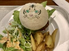 お昼ご飯は、園内のレストランで...

ホワイトタイガーのキャラクタープレートです。