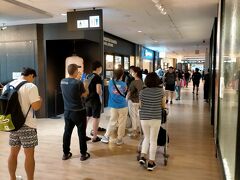 お昼も食べてなかったし、ZIPは機内食も出ないので空港で何か食べたかったのですが、まだまだ閉店中の店もあり店が少ないのかどこも大行列。
一風堂でラーメン食べたかったのですが大行列で出発時間までに食べられそうも無いので諦めました。
ラーメン食べたかったのに。早く日常に戻って欲しいっす。