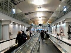 寝てたら無事にバンコクスワナプーム国際空港へ到着しました。
日本人はタイ入国時にワクチン証明があれば事前のPCR検査の陰性証明や治療保険の加入の義務も、タイランドパスの取得も無くなりました。
以前はチェックの為にここには椅子が並んでいましたが椅子も無くなりました。
