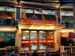 フードランドでドリンクとか滞在中に必要な物を購入します。