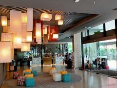 今回の宿はBTSのプラカノン駅近くにあるイビススタイルです。
まだ新しく綺麗なホテルです。
（写真は翌日撮影）