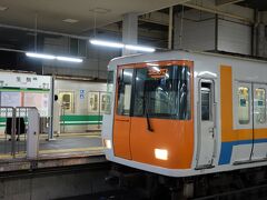 お茶する事も無く、再び車上の人に。
停まってる車両は奥の銀色のが大阪メトロ中央線、手前が近鉄7000系けいはんな線です。相互乗り入れしてます
