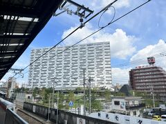 新今宮の駅に着くと、ひときわ大きなホテルがドーンとお目見え。
これが噂のＯＭＯ７大阪 ｂｙ 星野リゾートね！！
