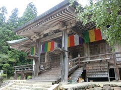 まずは登山口からすぐの立石寺根本中堂
