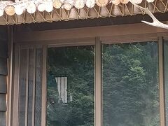 ネットで見た山人砦の入口。
1日1組の限定で宿泊でき、隣の女帝の湯に入って、ひたすらのんびりする人にはうってつけの宿です。