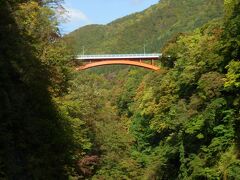 　赤いアーチ型の河原湯橋は小安峡のシンボル。