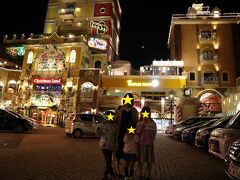 ビレッジ内を少しだけブラブラ～
なんとなく昔行ったグアムのタモン地区を思い出す雰囲気

マジックオーシャンで仲良くなった人と再会して話したり、
酔ったノリノリの米軍の人？もいて一層気分を盛り上げてくれる
